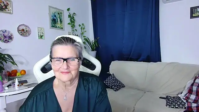 Snapshot of Selenna57 chatting on 01-18-26, 06:44 Selenna57 online show from 01-18-26, 06:44