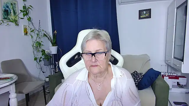 Snapshot of Selenna57 chatting on 04-15-26, 05:39 Selenna57 online show from 04-15-26, 05:39
