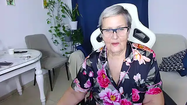 Snapshot of Selenna57 chatting on 02-10-26, 07:13 Selenna57 online show from 02-10-26, 07:13