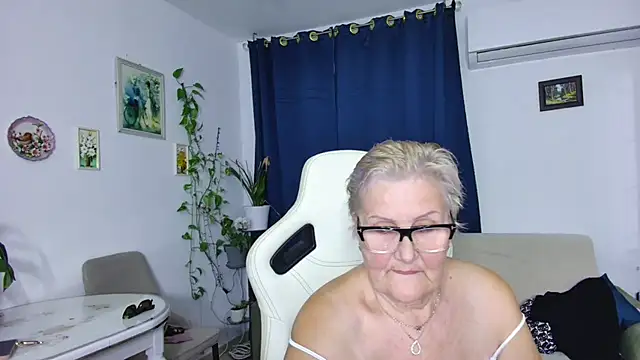 Snapshot of Selenna57 chatting on 04-10-26, 05:20 Selenna57 online show from 04-10-26, 05:20