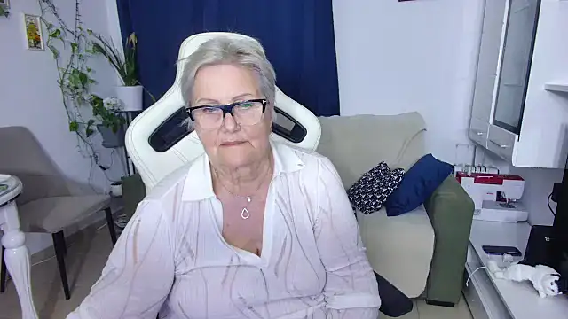 Snapshot of Selenna57 chatting on 04-15-26, 07:58 Selenna57 online show from 04-15-26, 07:58