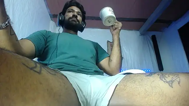 Snapshot of Carlo_yates chatting on 05-28-26, 11:43 Carlo yates online show from 05-28-26, 11:43