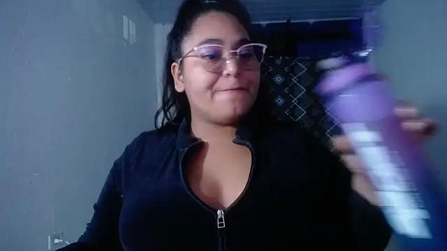 Snapshot of sirena_15 chatting on 04-28-26, 05:01 sirena 15 online show from 04-28-26, 05:01
