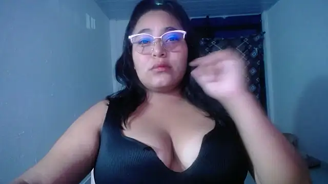 Snapshot of sirena_15 chatting on 04-26-26, 05:27 sirena 15 online show from 04-26-26, 05:27