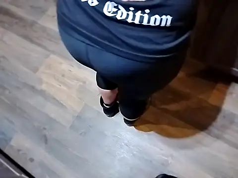 Snapshot of Makeyoucumallover chatting on 10-28-25, 10:03 Makeyoucumallover online show from 10-28-25, 10:03