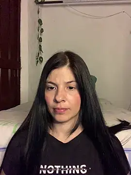 Snapshot of Estefani_32 chatting on 06-18-26, 07:30 Estefani 32 online show from 06-18-26, 07:30