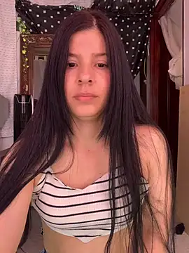 Snapshot of Estefani_32 chatting on 06-25-26, 05:29 Estefani 32 online show from 06-25-26, 05:29