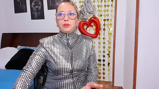 Snapshot of taylorhot70 chatting on 06-12-26, 11:46 taylorhot70 online show from 06-12-26, 11:46