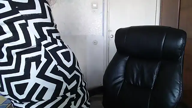 Snapshot of MilayaDFlow chatting on 12-18-24, 12:29 MilayaDFlow online show from 12-18-24, 12:29