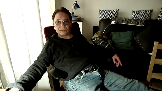 Snapshot of HETEREOMAN chatting on 04-12-26, 04:43 HETEREOMAN online show from 04-12-26, 04:43