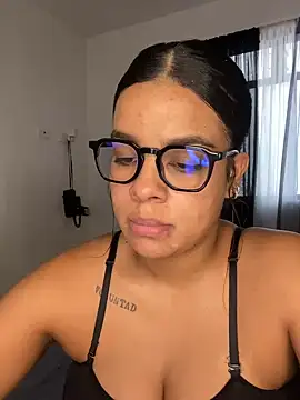 Snapshot of trianawhite chatting on 12-27-24, 07:24 trianawhite online show from 12-27-24, 07:24