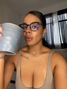 Snapshot of trianawhite chatting on 07-21-26, 02:18 trianawhite online show from 07-21-26, 02:18