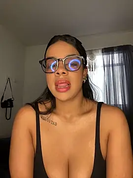 Snapshot of trianawhite chatting on 10-03-25, 02:18 trianawhite online show from 10-03-25, 02:18