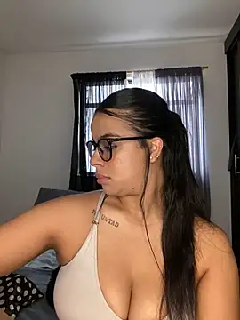 Snapshot of trianawhite chatting on 05-05-26, 03:37 trianawhite online show from 05-05-26, 03:37