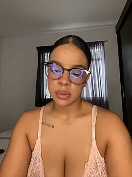 Snapshot of trianawhite chatting on 05-22-26, 03:54 trianawhite online show from 05-22-26, 03:54