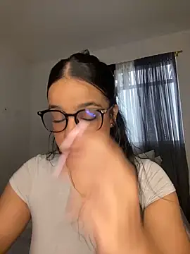 Snapshot of trianawhite chatting on 05-21-26, 03:31 trianawhite online show from 05-21-26, 03:31