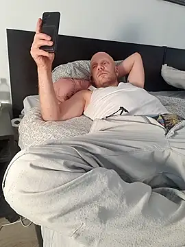 Snapshot of HardSwedee chatting on 06-12-26, 02:26 HardSwedee online show from 06-12-26, 02:26