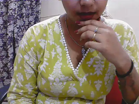 Snapshot of LovingPihu chatting on 05-18-26, 05:23 LovingPihu online show from 05-18-26, 05:23