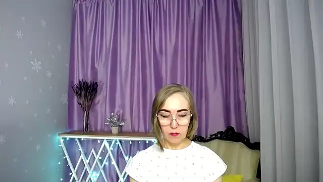 Snapshot of queen_a_n_i chatting on 04-23-26, 12:29 queen a n i online show from 04-23-26, 12:29