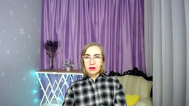 Snapshot of queen_a_n_i chatting on 04-22-26, 11:28 queen a n i online show from 04-22-26, 11:28