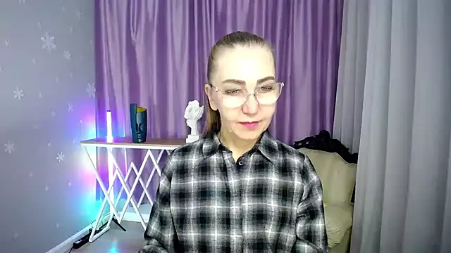 Snapshot of queen_a_n_i chatting on 09-28-25, 09:27 queen a n i online show from 09-28-25, 09:27