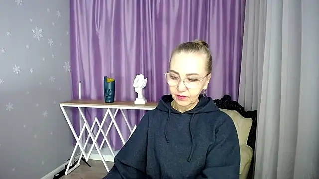 Snapshot of queen_a_n_i chatting on 09-20-25, 10:31 queen a n i online show from 09-20-25, 10:31
