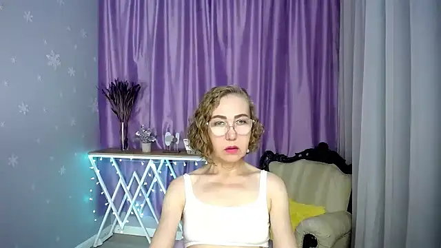 Snapshot of queen_a_n_i chatting on 07-27-26, 10:00 queen a n i online show from 07-27-26, 10:00