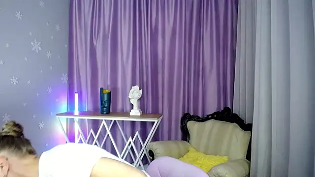 Snapshot of queen_a_n_i chatting on 09-21-25, 11:15 queen a n i online show from 09-21-25, 11:15