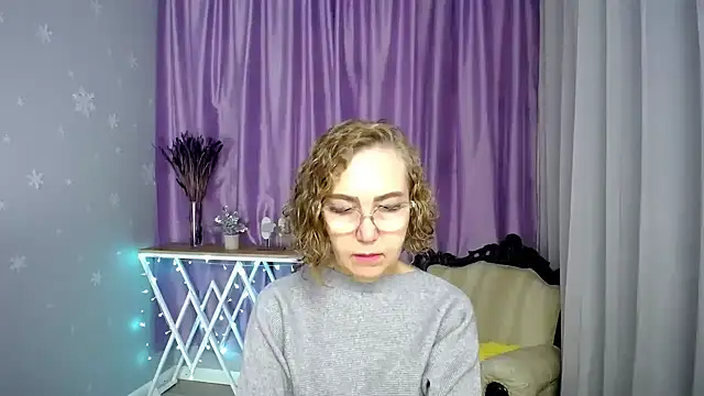 Snapshot of queen_a_n_i chatting on 07-19-26, 05:05 queen a n i online show from 07-19-26, 05:05