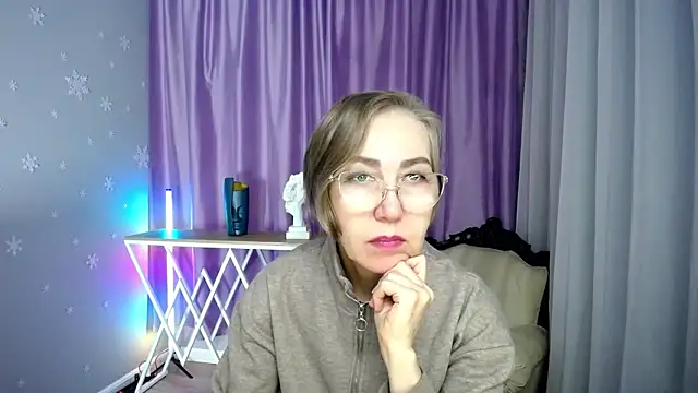 Snapshot of queen_a_n_i chatting on 10-21-25, 10:14 queen a n i online show from 10-21-25, 10:14
