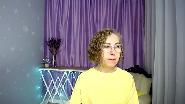 Snapshot of queen_a_n_i chatting on 06-13-26, 04:10 queen a n i online show from 06-13-26, 04:10