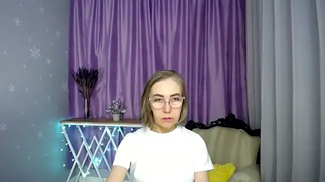 Snapshot of queen_a_n_i chatting on 04-19-26, 09:43 queen a n i online show from 04-19-26, 09:43