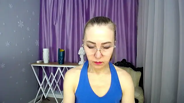 Snapshot of queen_a_n_i chatting on 03-19-25, 12:12 queen a n i online show from 03-19-25, 12:12