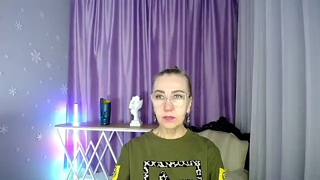Snapshot of queen_a_n_i chatting on 09-09-25, 08:13 queen a n i online show from 09-09-25, 08:13