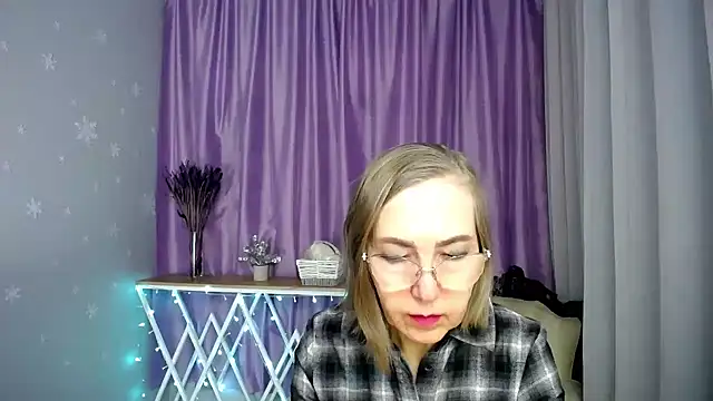 Snapshot of queen_a_n_i chatting on 04-21-26, 10:44 queen a n i online show from 04-21-26, 10:44