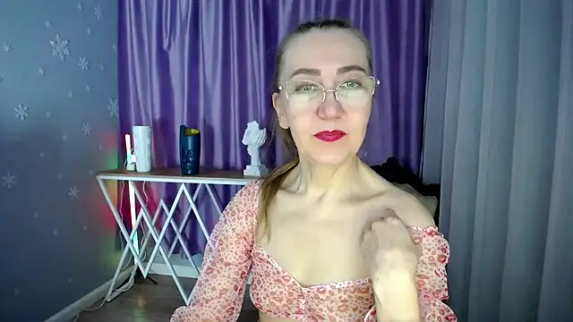Snapshot of queen_a_n_i chatting on 02-21-25, 11:44 queen a n i online show from 02-21-25, 11:44