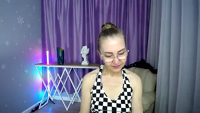 Snapshot of queen_a_n_i chatting on 09-24-25, 09:38 queen a n i online show from 09-24-25, 09:38