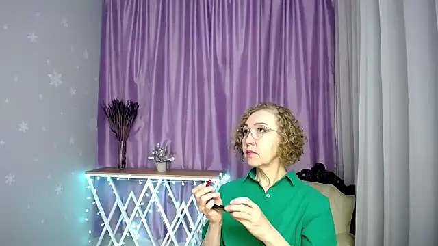 Snapshot of queen_a_n_i chatting on 05-16-26, 08:35 queen a n i online show from 05-16-26, 08:35