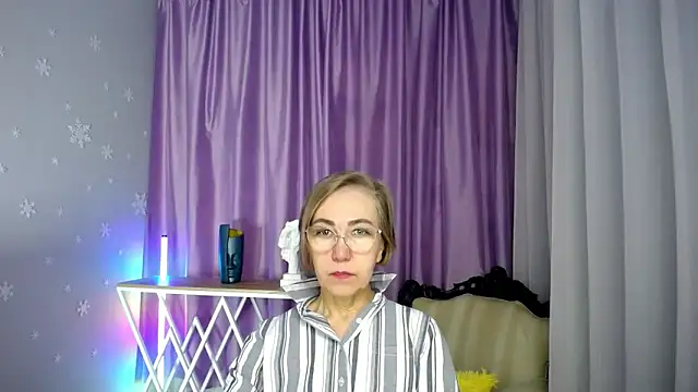 Snapshot of queen_a_n_i chatting on 10-18-25, 08:05 queen a n i online show from 10-18-25, 08:05