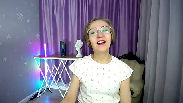 Snapshot of queen_a_n_i chatting on 10-19-25, 10:07 queen a n i online show from 10-19-25, 10:07