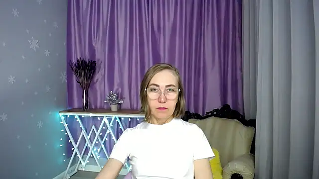 Snapshot of queen_a_n_i chatting on 04-18-26, 09:00 queen a n i online show from 04-18-26, 09:00