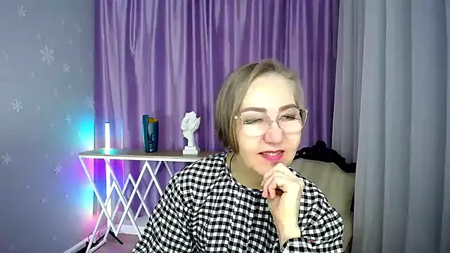 Snapshot of queen_a_n_i chatting on 10-07-25, 10:49 queen a n i online show from 10-07-25, 10:49