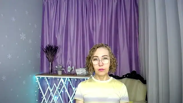 Snapshot of queen_a_n_i chatting on 07-13-26, 07:18 queen a n i online show from 07-13-26, 07:18