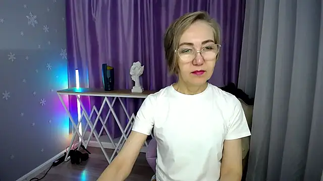 Snapshot of queen_a_n_i chatting on 10-17-25, 07:22 queen a n i online show from 10-17-25, 07:22