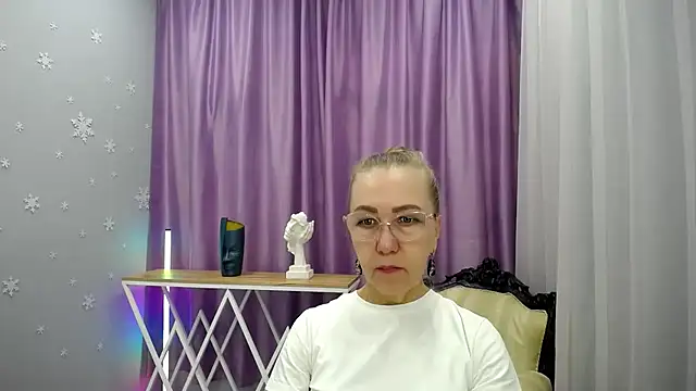 Snapshot of queen_a_n_i chatting on 09-19-25, 08:51 queen a n i online show from 09-19-25, 08:51