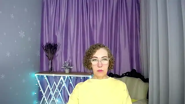 Snapshot of queen_a_n_i chatting on 05-15-26, 08:01 queen a n i online show from 05-15-26, 08:01