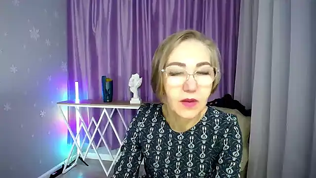 Snapshot of queen_a_n_i chatting on 10-14-25, 12:39 queen a n i online show from 10-14-25, 12:39