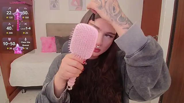 Snapshot of Miley_Baker chatting on 10-20-25, 04:40 Miley Baker online show from 10-20-25, 04:40