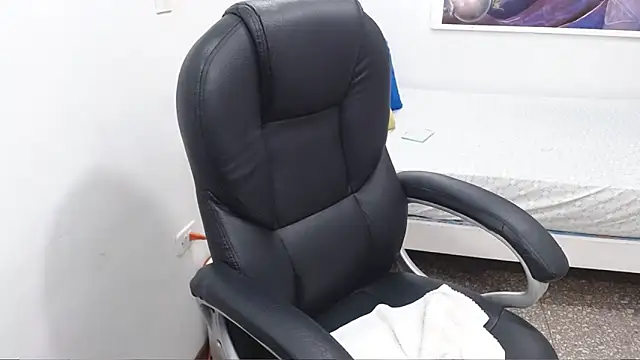 emiliaa hot online show from 12-13-25, 09:43