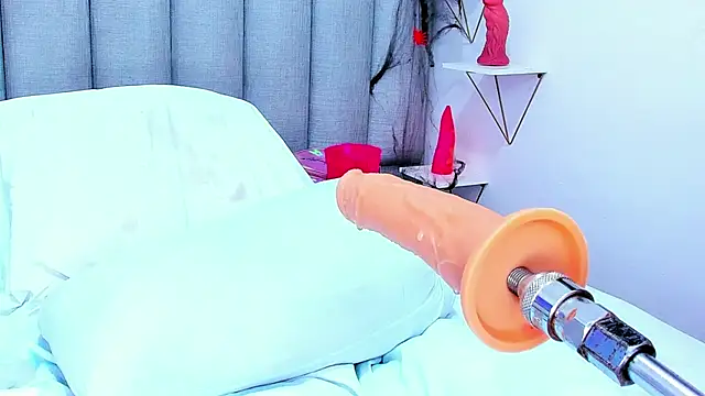 keyllaa  online show from 10-31-25, 08:05